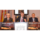 Los abades de la cofradía y la hermandad flanquean al alcalde, ayer en la presentación del programa semanasantero coyantino