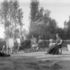 María La Lita posando para los alumnos de la Escuela de Cerámica en el Val de San Lorenzo.