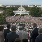 El papa Francisco saluda en el balcón del Congreso tras su discurso.