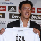 El alemán Mesut Özil porta la camiseta que lucirá las cinco próximas temporadas.
