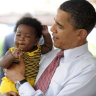 Obama posa con una niña durante su visita a Ghana.