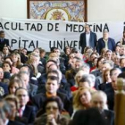 La ceremonia de toma de posesión del rector contó con una pancarta para exigir Medicina en León
