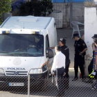 El furgón de la policía que traslada a José Bretón sale de ‘Las Quemadillas’.