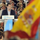 El presidente del PP, Mariano Rajoy, se dirige a los asistentes al mitin de su partido, ayer en Bara