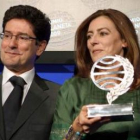 Emilio Calderón y la escritora Ángeles Caso, quien posa con el Premio Planeta.