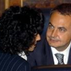 Zapatero habla con la nueva ministra de Educación, Mercedes Cabrera, en el Parlamento