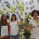 Andrea Gutiérrez, autora del trabajo, Lorena López, presidenta de Facalem y Lucía Llamazares, profesora de Trabajo Social.