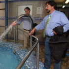 Francisco Álvarez y  Enrique González, en la piscina.
