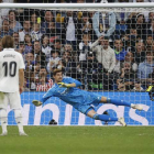 El delantero uruguayo del Girona Cristhian Stuani logró el empate frente al Madrid después de transformar un penalti. JUAN CARLOS HIDALGO