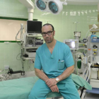 Antonio Rodríguez es el traumatólogo que acaba de realizar el primer tratamiento con células madre en León en una paciente de 51 años