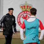 El entrenador Rubén de la Barrera durante un entrenamiento con la plantilla de la Cultural. SECUNDINO PÉREZ