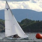 Uno de los barcos participantes afronta el viraje en una de las boyas