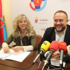 Mónica Salví y Gerardo Álvarez Courel, en la presentación del nuevo servicio. L. DE LA MATA