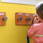 Un pequeño del primer ciclo de Educación Infantil cuelga su mochila en el perchero de su clase. ALMUDENA ÁLVAREZ