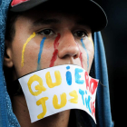 Un hombre participa en una manifestación contra el Gobierno de Venezuela. MIGUEL GUTIÉRREZ