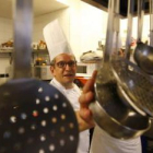 Manuel Mella es el jefe de cocina del restaurante Alfonso V de la capital.