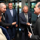 Villanueva, a la llegada a la entrega de premios, saludando a los responsables de Balta.