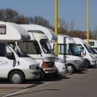 Caravanas estacionadas ayer en la avenida de los Peregrinos. F. OTERO