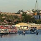 Los seguidores vitorean al Sevilla a la orilla del Guadalquivir y en barcos