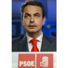 Zapatero, ayer durante la declaración que realizó en la sede del PSOE