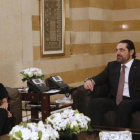 María Dolores de Cospedal con el primer ministro libanés, Saad Hariri, el 2 de marzo en Beirut.