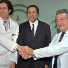 Los científicos Ángel Concha, Antonio Torres y Bernat Soria posan en una imagen histórica