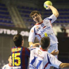 Denis Buntic se eleva para lanzar a puerta durante un partido Ademar-Barcelona.