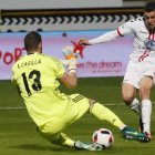 Álex Gallar puso a prueba la calidad y reflejos de Casilla, al que obligó a emplearse a fondo en varias ocasiones. RAMIRO/MARCIANO