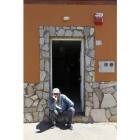 Uno de los internos sentado en la puerta de la residencia Santa Paola de Montaldi.