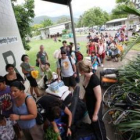 Evacuados hacen fila para ingresar a un complejo deportivo en el noroeste de Australia.