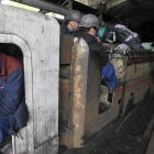 A las 15.30 horas un grupo de mineros comenzó a bajar los bocadillos para la comida, un poco de fruta y mantas y sacos.