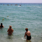 Bañistas, en la playa de Badalona, en julio del 2013.
