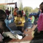 Los escolares juegan en el parque infantil ubicado junto al colegio