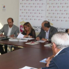 Isabel Carrasco, en el centro, con los alcaldes en el último convenio