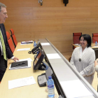 Mateos conversa con las procuradoras Ángela Marqués (PSOE e Isabel Blanco (PP), ayer.