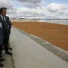 Cipriano Elías Martínez y García-Prieto observan la llegada de las primeras basuras al vaso del CTR