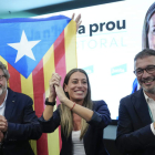 Los líderes de Junts aplauden los resultados. ENRIC FONTCUBERTA