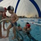 Un grupo de niños aprende a nadar en el globo del Hispánico inaugurado hace unos meses