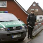 La policía alemana custodiaba ayer la vivienda donde aparecieron los cadáveres de los cinco niños