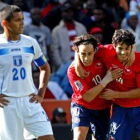 Los jugadores chilenos celebran el gol de la victoria.