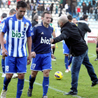 Desolación al acabar el partido. Claudio trata de animar a Iván Moreno y a Juande después de que la Deportiva cayese ampliamente derrotada en casa y continúe su mala racha desde que ganó al Sabadell.
