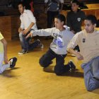 Los chicos siguen atentos las instrucciones de Onasis Peralte para adiestrarse en el arte del ‘breakdance’ en Espacio Vías.
