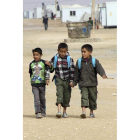 Tres niños refugiados sirios de camino al colegio. JAMAL NASRALLAH