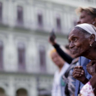 Una mujer espera la llegada del presidente Obama, al Gran Teatro de la Habana Alicia Alonso.