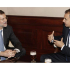 El jefe del Gobierno, José Luis Rodríguez Zapatero (d), charla con su sucesor, el líder del PP, Mariano Rajoy, antes del almuerzo que el presidente del Congreso, José Bono, organiza tradicionalmente en la Cámara Baja con motivo del Día de la Constitución.