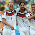 Los jugadores alemanes, en el centro Howedes y Sami Khedira celebran el pase de su selección a las semifinales.