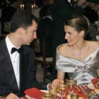 Felipe y Letizia, durante la cena de gala ofrecida ayer en el Palacio del Pardo