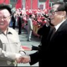 Kim Jong II, a la izquierda, saluda al presidente chino Zemin