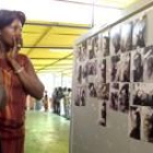 Familiares miran en Dakar las fotos de las víctimas del naufragio
