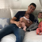 Cristiano Ronaldo, con Alana Martina y los gemelos Mateo y Eva.